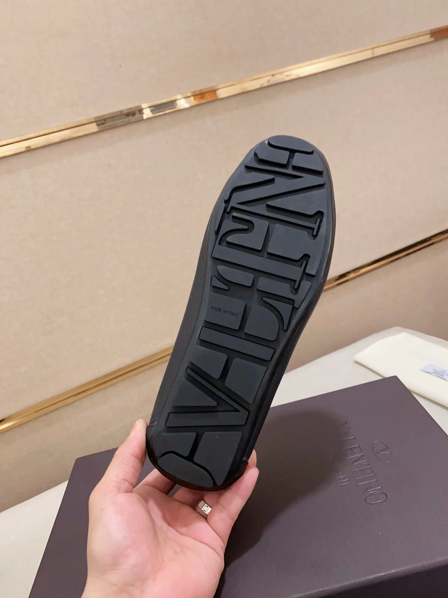 Men's shoes💰: 680💰VALENTINO, made of imported cowhide with imported water-dyed cowhide lining, iconic hardware and iconic wear-resistant outsole. 38-44. 45 VALENTINO packaging can be customized to enjoy the brand’s iconic product packaging